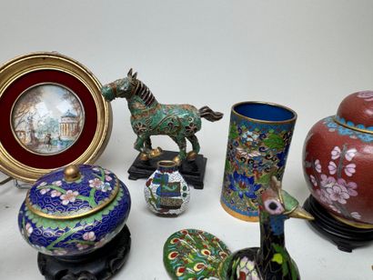 Important lot de 35 sujets en laiton cloisonné...
