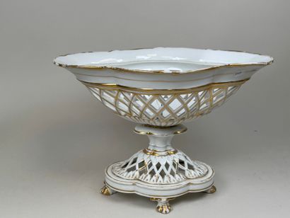PARIS.
Corbeille ou coupe ajourée en porcelaine...