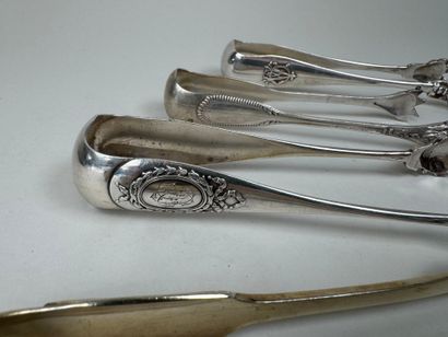 Four sugar tongs in 950/1000 silver, various...