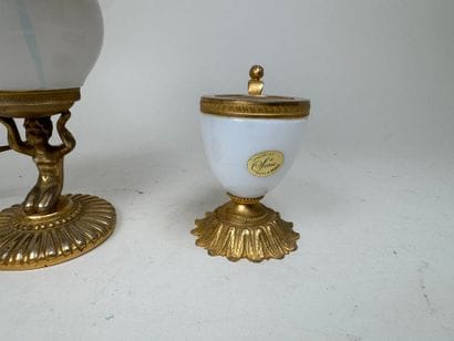 Petite lampe en verre opalin et bronze doré...