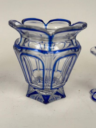 4 pièces de forme en cristal et verre partiellement...