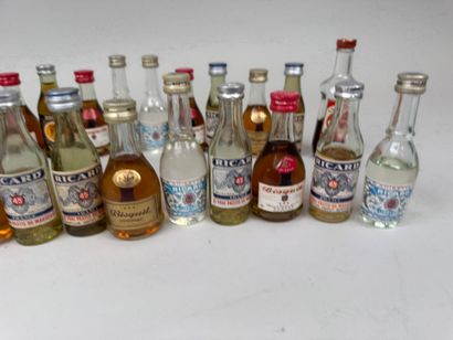 Collection de 30 mignonnettes d'alcool.
(niveaux...