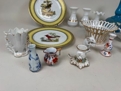 Lot comprenant :
- Ancienne Manufacture Royale...