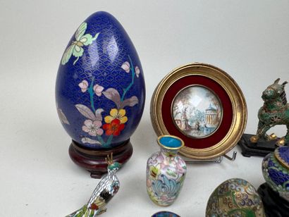 Important lot de 35 sujets en laiton cloisonné...