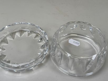 BACCARAT.
Bonbonnière ou sucrier couvert...