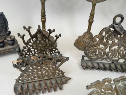Huit Ménorahs en bronze, laiton et métal...