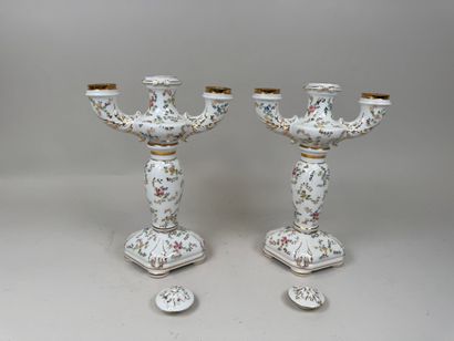 Paire de bougeoirs en porcelaine polychrome...