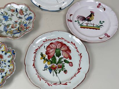 Lot de faïence composé de cinq assiettes...