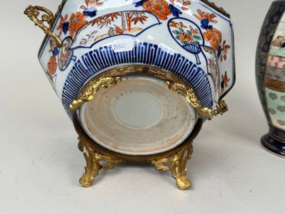 ASIE, XXe.
Coupe octogonale en porcelaine...
