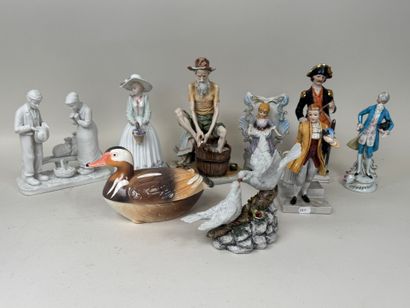 Collection de 9 sujets en céramique, porcelaine...