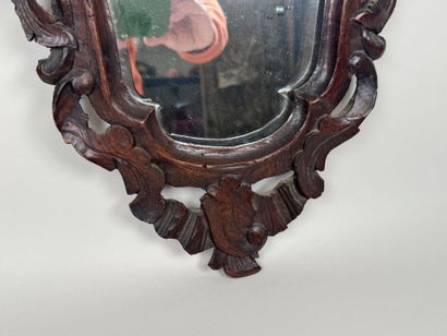 Petit miroir de forme chantournée et ajourée...