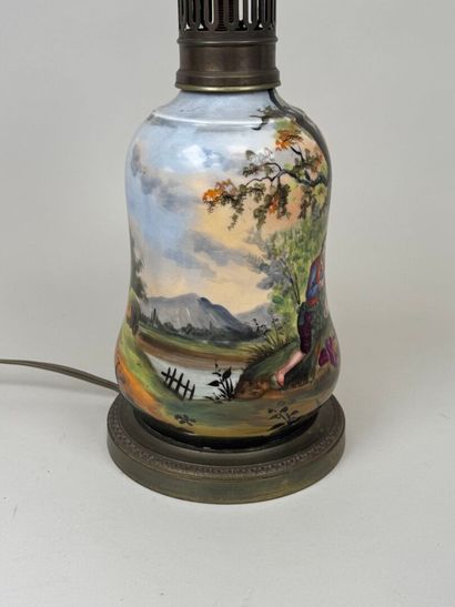 Lampe en porcelaine polychrome à décor d'une...