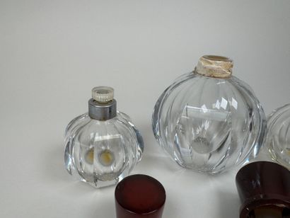 BACCARAT. 
Suite de trois flacons en cristal,...