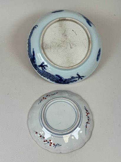 ASIE, XXe.
Plat creux en porcelaine polychrome...