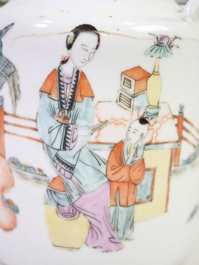 CHINE, vers 1900.
Verseuse en porcelaine...