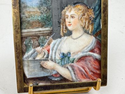 École XIXe.
Femme à la plume.
Miniature pendentif...