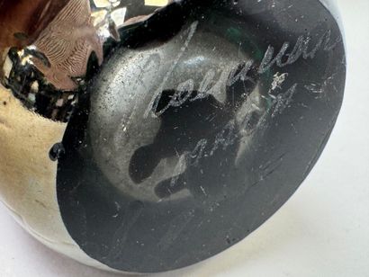 Lot comprenant :
- un pot en verre coloré...