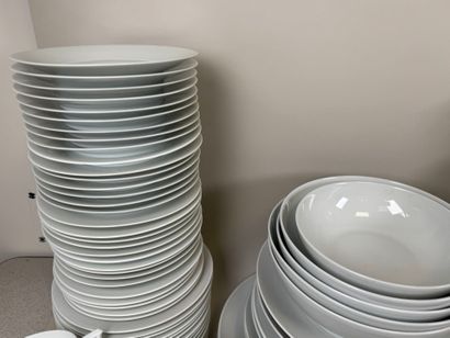 Important service de table en porcelaine...