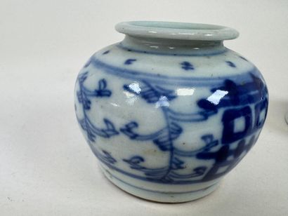 ASIE, XXe.
Lot en porcelaine polychrome comprenant...