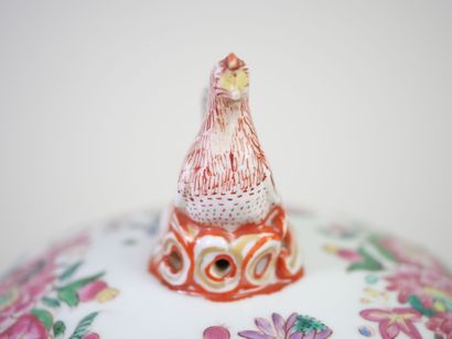 CHINE, XXe. 
Pot couvert en porcelaine polychrome...