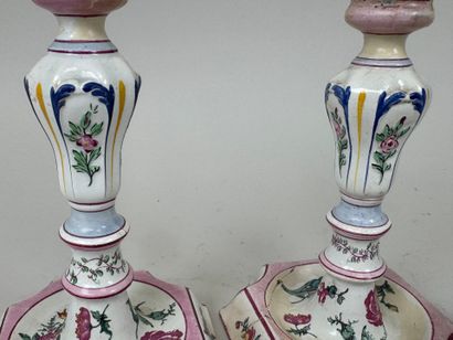 GIEN.
Paire de flambeaux en faïence polychrome...
