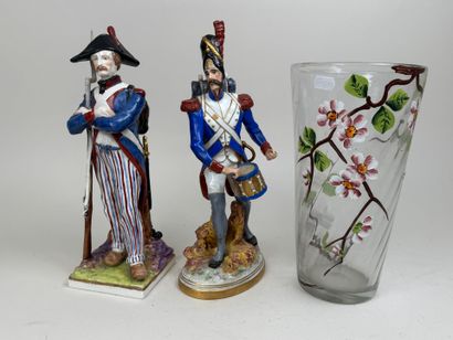 Deux sujets en porcelaine polychrome et or...