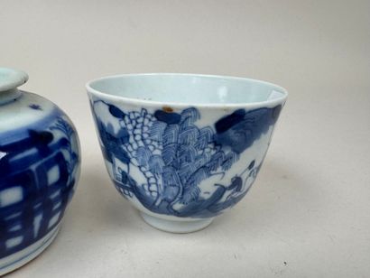 ASIE, XXe.
Lot en porcelaine polychrome comprenant...