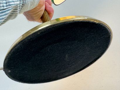 Lampe de bureau en métal doré, l'abat-jour...