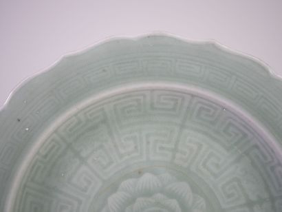CHINE, XXe.
Coupe circulaire en grès céladon...