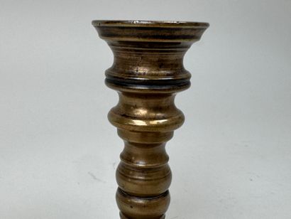 Petit bougeoir de bateau en bronze tourné.
H....