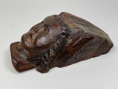 Élément en bois sculpté et patiné figurant...