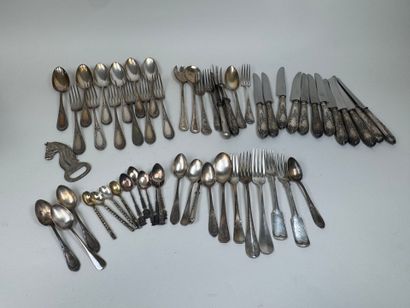 Lot en métal argenté et argent fourré comprenant...