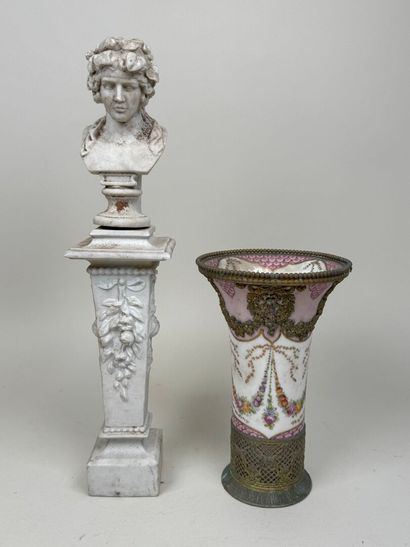 Lot comprenant :
- un vase en porcelaine...