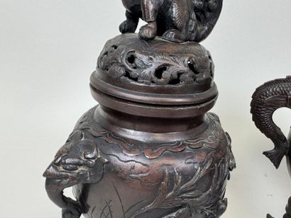 INDOCHINE, XXe.
Brûle-parfum en bronze patiné...