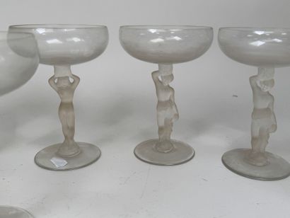 Série de 9 coupes à champagne en cristal,...