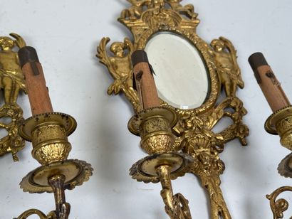 Paire d'appliques en bronze ou laiton à décor...