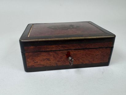 Coffret rectangulaire à bijoux en bois et...