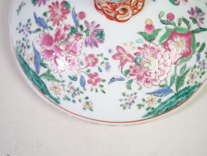 CHINE, XXe. 
Pot couvert en porcelaine polychrome...