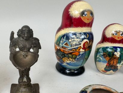 Important lot d'objets de vitrine comprenant...