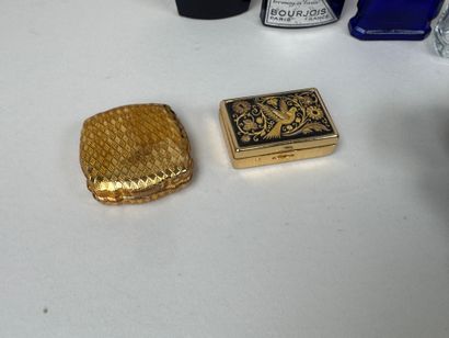 Lot comprenant :
- BOURJOIS Paris et divers.
4...