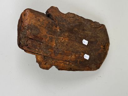 Élément en bois sculpté et patiné figurant...