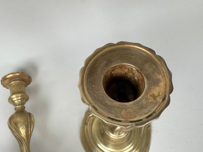 Paire de bougeoirs en bronze doré et ciselé...