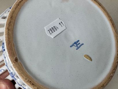 Lot en porcelaine et faïence polychrome comprenant...