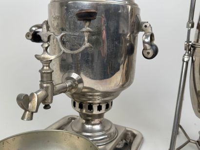 Samovar et cafetière en métal et bois tourné.
H....