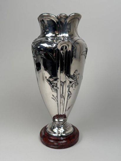 GALLIA.
Important vase en métal argenté à...