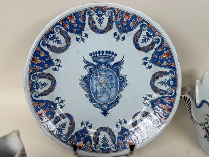 Lot en porcelaine et faïence polychrome comprenant...