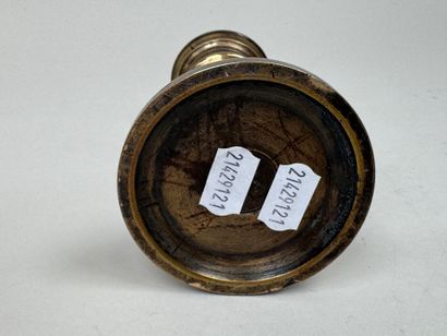 Petit bougeoir de bateau en bronze tourné.
H....