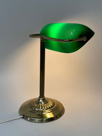 Lampe de bureau en métal doré, l'abat-jour...