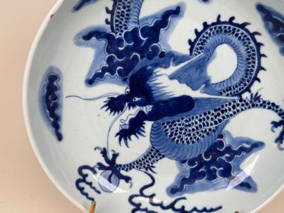 ASIE, XXe.
Plat creux en porcelaine polychrome...