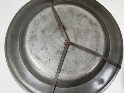 5 plats ou assiettes en étain.
Marquages...